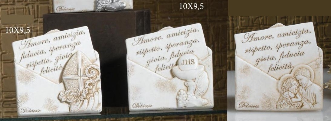 Icona resina forma lettera con scatola pvc porta confetti interna e scatola. CM 10x9.5 MADE IN ITALY