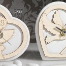 Orologio forma cuore in resina e legno con immagine sacra, scatola pvc interna porta confetti e scatola. CM 12x12 MADE IN ITALY