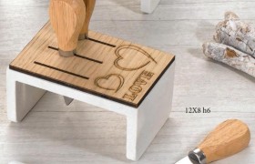 Ceppo legno e resina con 3 coltelli da formaggio, scatola pvc porta confetti interna e scatola. CM 12x8 H 6.5 MADE IN ITALY