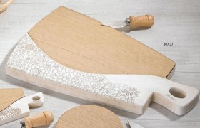 Tagliere legno e resina con decoro merletto, coltello da formaggio e scatola. CM 40x23 MADE IN ITALY