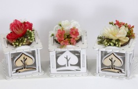 Scatola legno con applicazione fiori. Ass 3. CM 5.5x5.5 H 7 tot