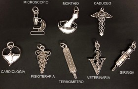 Ciondolo ottone con bagno argento, soggetti lauree medicina. CM 4 circa MADE IN ITALY