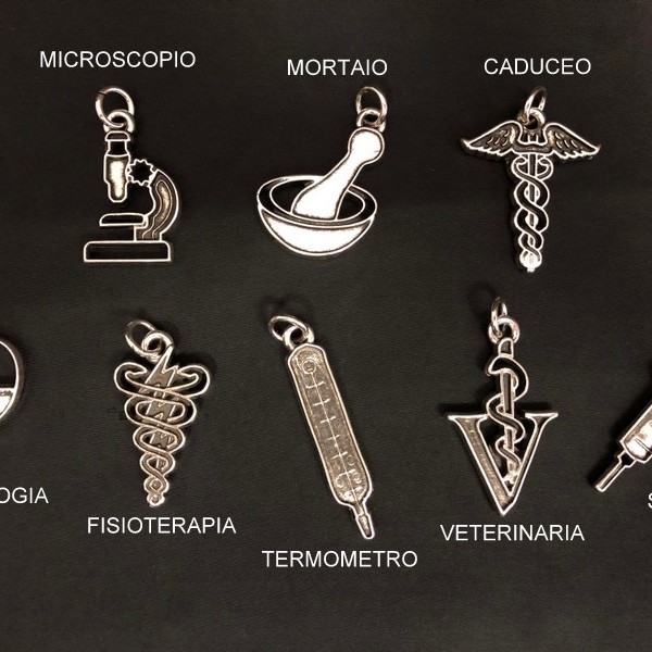 Ciondolo ottone con bagno argento, soggetti lauree medicina. CM 4 circa MADE IN ITALY