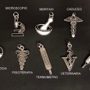 Ciondolo ottone con bagno argento, soggetti lauree medicina. CM 4 circa MADE IN ITALY