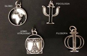 Ciondolo ottone con bagno argento, soggetti umanistici. CM 4 circa MADE IN ITALY