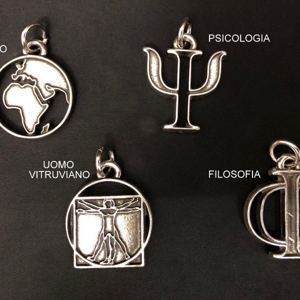 Ciondolo ottone con bagno argento, soggetti umanistici. CM 4 circa MADE IN ITALY