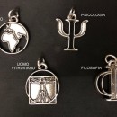 Ciondolo ottone con bagno argento, soggetti umanistici. CM 4 circa MADE IN ITALY