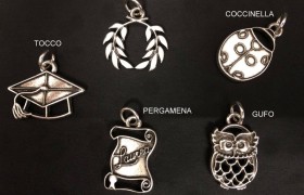 Ciondolo ottone con bagno argento, soggetti laurea. CM 4 circa MADE IN ITALY