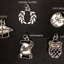 Ciondolo ottone con bagno argento, soggetti laurea. CM 4 circa MADE IN ITALY