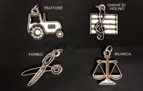 Ciondolo ottone con bagno argento, soggetti vari. CM 4 circa MADE IN ITALY