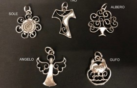 Ciondolo ottone con bagno argento, soggetti neutri. CM 4 circa MADE IN ITALY