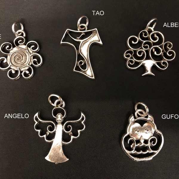 Ciondolo ottone con bagno argento, soggetti neutri. CM 4 circa MADE IN ITALY