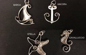 Ciondolo ottone con bagno argento, soggetti mare. CM 4 circa MADE IN ITALY