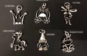 Ciondolo ottone con bagno argento, soggetti fiaba. CM 4 circa MADE IN ITALY