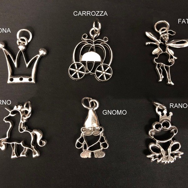 Ciondolo ottone con bagno argento, soggetti fiaba. CM 4 circa MADE IN ITALY