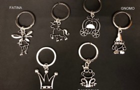 Portachiavi metallo con bagno argento, soggetti fiaba. CM 8 MADE IN ITALY