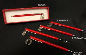 Penna metallo con ciondolo ottone bagno argento con scatola. CM 13 MADE IN ITALY