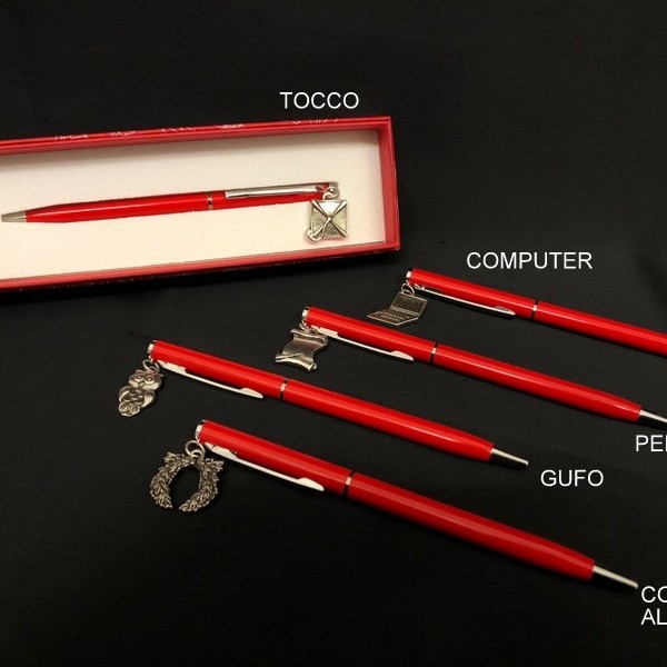 Penna metallo con ciondolo ottone bagno argento con scatola. CM 13 MADE IN ITALY