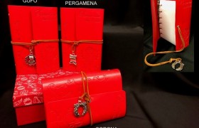 Notes con copertina in pelle e ciondolo metallo con bagno argento e scatola. CM 10x15 MADE IN ITALY
