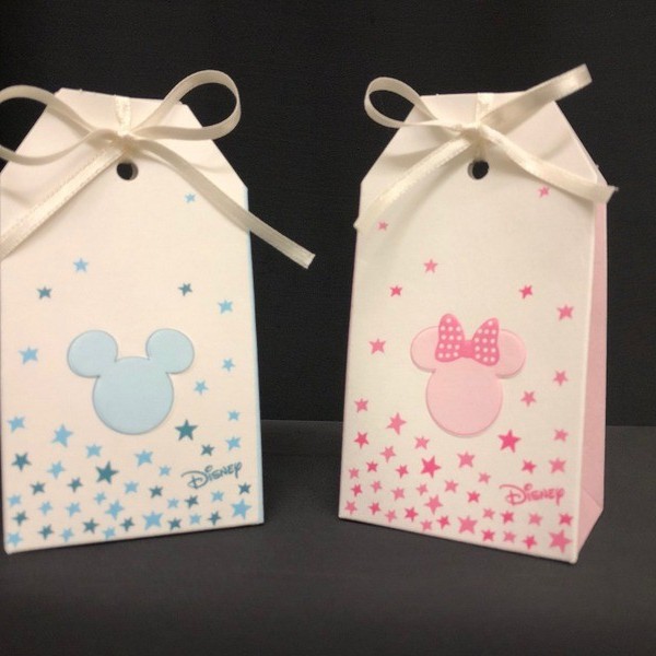 Scatola cartoncino forma bustina con decoro Disney e stelline, rosa o azzurro. CM 5.5x3.5 H 10