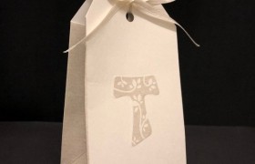 Scatola cartoncino forma bustina con decoro tau. CM 5.5x3.5 H 10