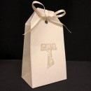 Scatola cartoncino forma bustina con decoro tau. CM 5.5x3.5 H 10