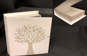 Scatola cartoncino forma libro con decoro albero. CM 17x16 H 4. Parte contenitiva CM 14.5x14.5