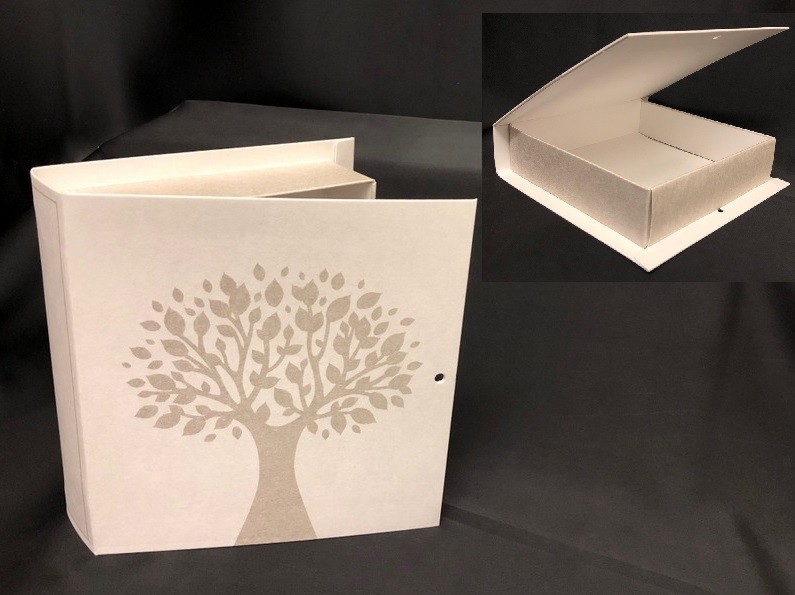 Scatola cartoncino forma libro con decoro albero. CM 17x16 H 4. Parte contenitiva CM 14.5x14.5