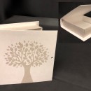 Scatola cartoncino forma libro con decoro albero. CM 17x16 H 4. Parte contenitiva CM 14.5x14.5