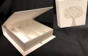 Scatola cartoncino forma libro con decoro albero ed inserto divisorio interno. CM 17x16 H 4. Parte contenitiva CM 14.5x14.5
