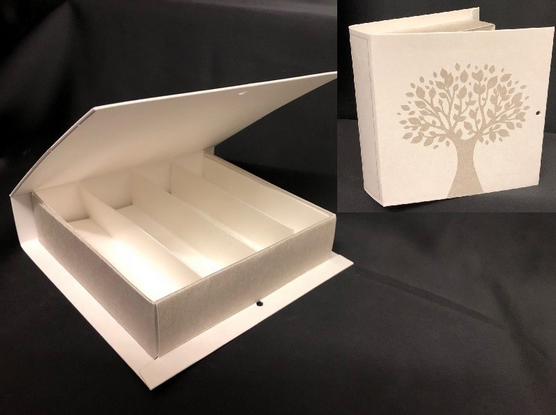 Scatola cartoncino forma libro con decoro albero ed inserto divisorio interno. CM 17x16 H 4. Parte contenitiva CM 14.5x14.5