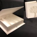 Scatola cartoncino forma libro con decoro albero ed inserto divisorio interno. CM 17x16 H 4. Parte contenitiva CM 14.5x14.5