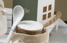 Barattolo vetro con tappo sughero e cucchiaio ceramica, con scatola forma casa.