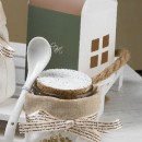 Barattolo vetro con tappo sughero e cucchiaio ceramica, con scatola forma casa.