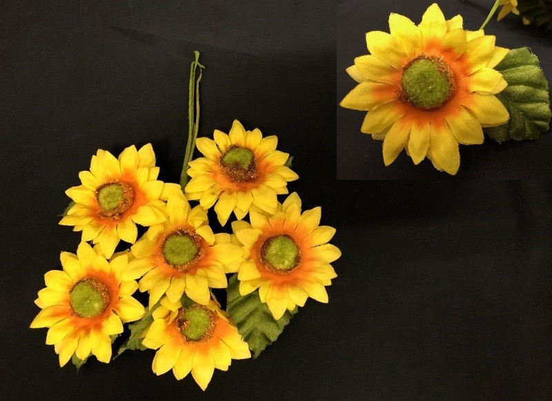 Mazzo 6 girasoli con foglia. Diam. 5.5