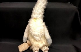 Elfo con abiti tessuto peluche 2 pose, da appendere o seduto. CM 39