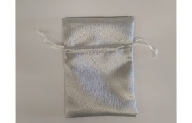 Sacchetto raso grigio perla,con tirante. CM 10x14