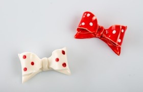 Fiocco ceramica pois con calamita. Ass 2.