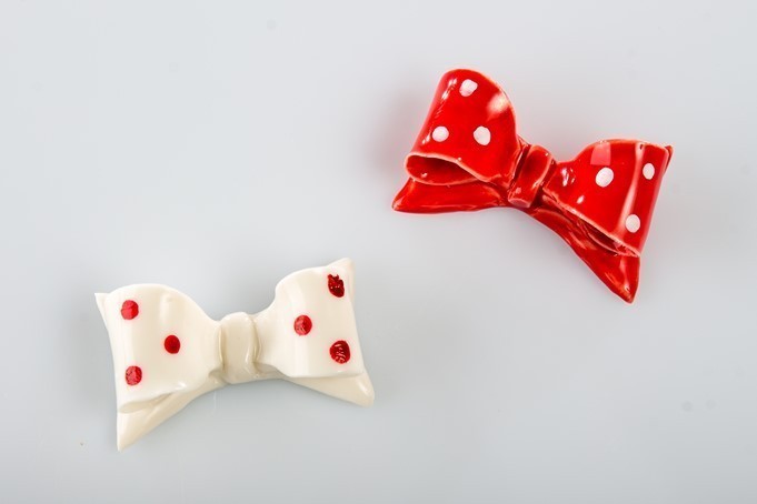 Fiocco ceramica pois con calamita. Ass 2.