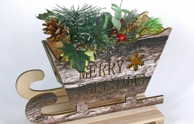 Slitta in legno con LED, rami, bacche e decorazioni. CM 25x9 H 21