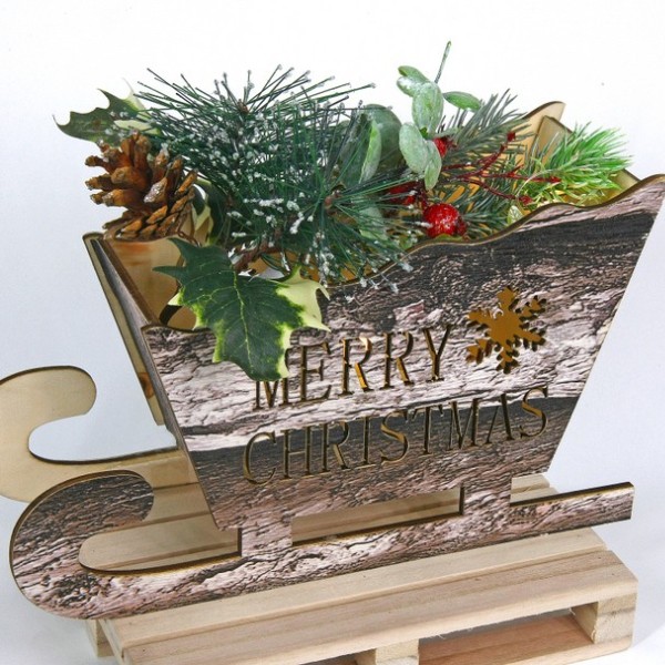 Slitta in legno con LED, rami, bacche e decorazioni. CM 25x9 H 21