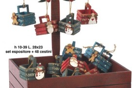 Set 48 cestini in legno da appendere con espositore coordinato. CM 23x23 H 10-39