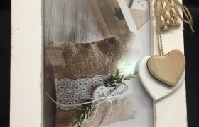 Portafoto legno bianco da appendere con applicazione fiocchi juta e cuori. CM int (12x17) est (19x24) - MADE IN ITALY