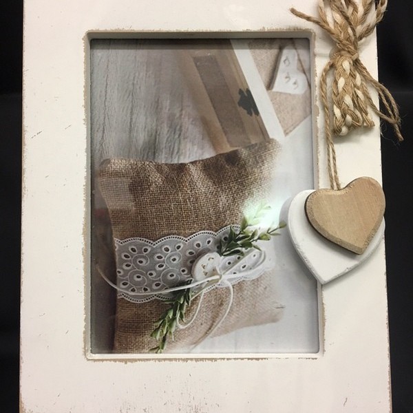 Portafoto legno bianco da appendere con applicazione fiocchi juta e cuori. CM int (12x17) est (19x24) - MADE IN ITALY