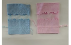 Sacchetto tessuto e organza con taglio smerlo vivo. CM 10x13