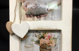 Portafoto doppio da appendere in legno con applicazione cuori e fiocchi. Foto: CM 12x8 TOT CM 18x25 - MADE IN ITALY