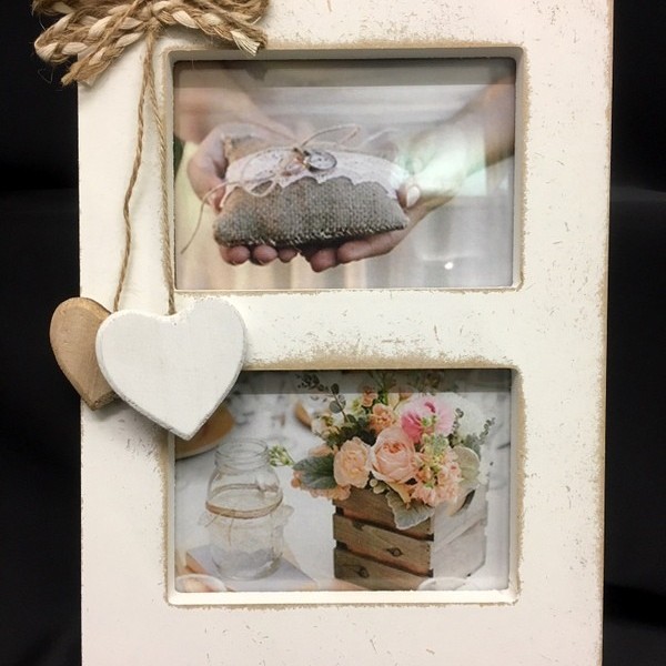 Portafoto doppio da appendere in legno con applicazione cuori e fiocchi. Foto: CM 12x8 TOT CM 18x25 - MADE IN ITALY