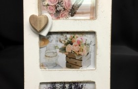 Portafoto triplo da appendere in legno con applicazione cuori e fiocchi. Foto: CM 12x8 TOT CM 37x19 - MADE IN ITALY