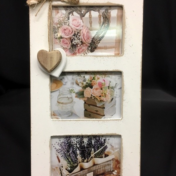 Portafoto triplo da appendere in legno con applicazione cuori e fiocchi. Foto: CM 12x8 TOT CM 37x19 - MADE IN ITALY