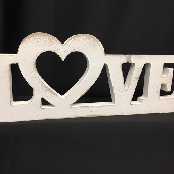 Scritta MDF bianca "LOVE". CM 39.5 H 15